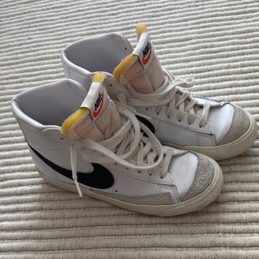 Nike Blazer Mid '77 Women’s sneaker. Gently worn